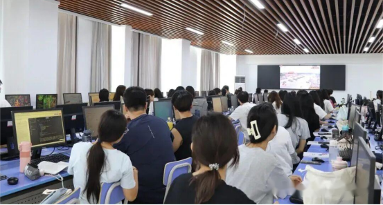 共抒愛國情懷，感受使命榮光 ——會計學院集中觀看“九三閱兵”