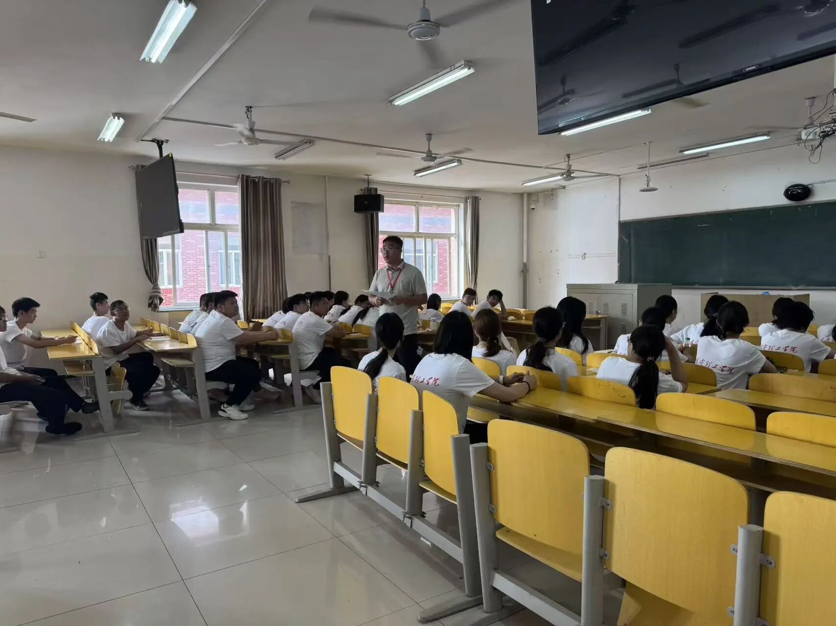 專業(yè)詳解明方向 師生共話助成長