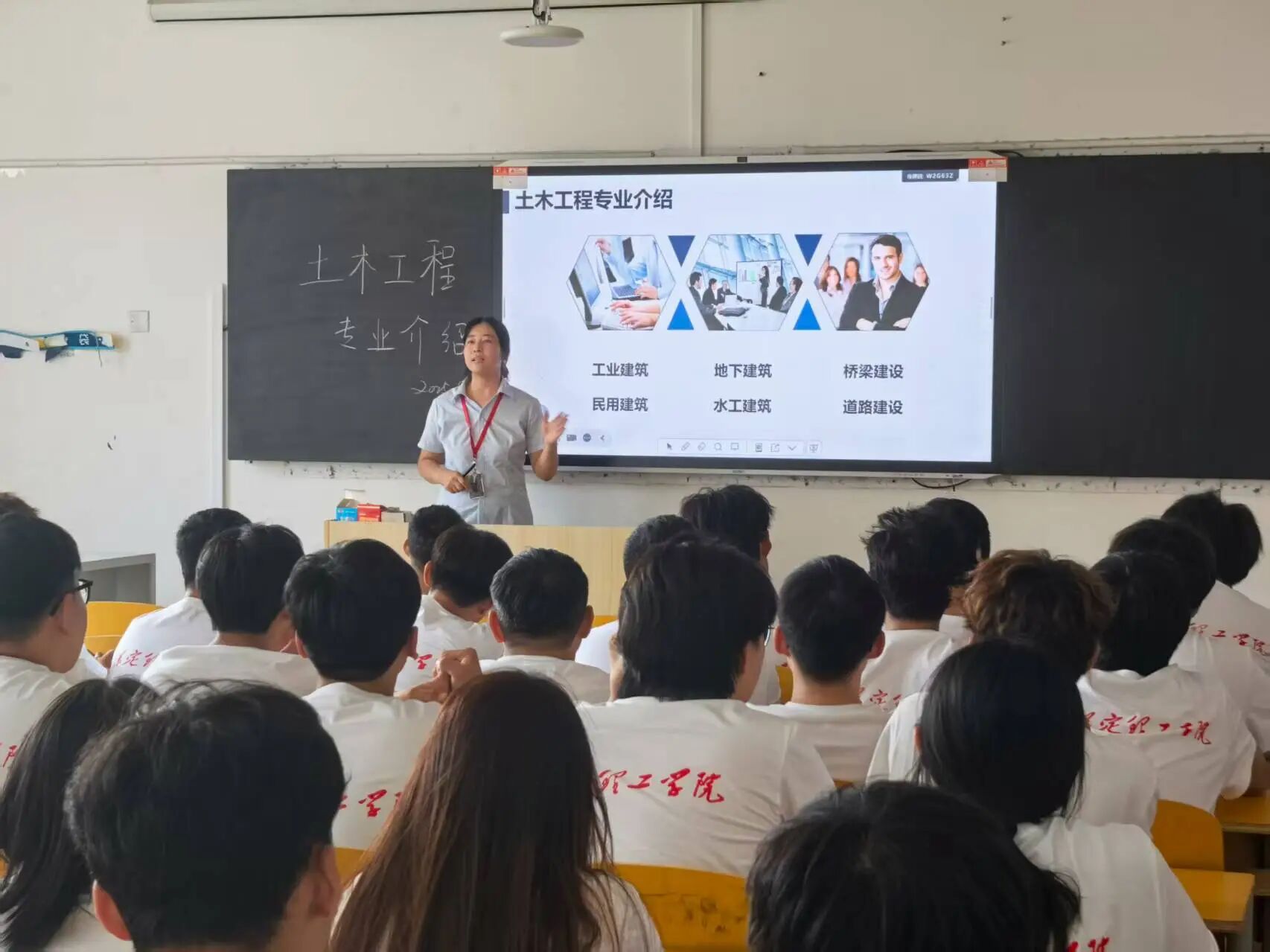 專業(yè)詳解明方向 師生共話助成長