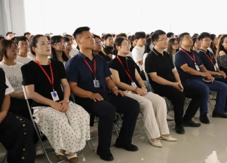 同觀閱兵盛典，銘記歷史榮光——藝術學院師生觀看抗戰(zhàn)勝利80周年閱兵儀式
