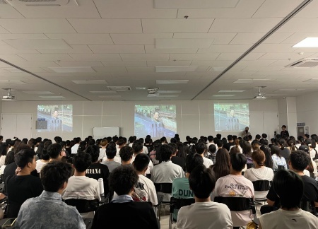 同觀閱兵盛典，銘記歷史榮光——藝術學院師生觀看抗戰(zhàn)勝利80周年閱兵儀式