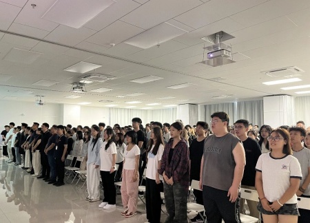 同觀閱兵盛典，銘記歷史榮光——藝術學院師生觀看抗戰(zhàn)勝利80周年閱兵儀式