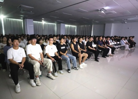 同觀閱兵盛典，銘記歷史榮光——藝術學院師生觀看抗戰(zhàn)勝利80周年閱兵儀式