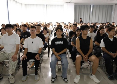 同觀閱兵盛典，銘記歷史榮光——藝術學院師生觀看抗戰(zhàn)勝利80周年閱兵儀式