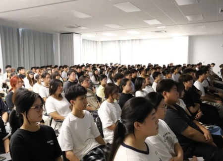 同觀閱兵盛典，銘記歷史榮光——藝術學院師生觀看抗戰(zhàn)勝利80周年閱兵儀式