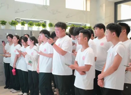 保定理工學(xué)院藝術(shù)學(xué)院 2025 級新生解鎖圖書館“靈感密碼”——入館教育活動