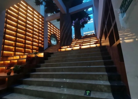 保定理工學(xué)院藝術(shù)學(xué)院 2025 級新生解鎖圖書館“靈感密碼”——入館教育活動