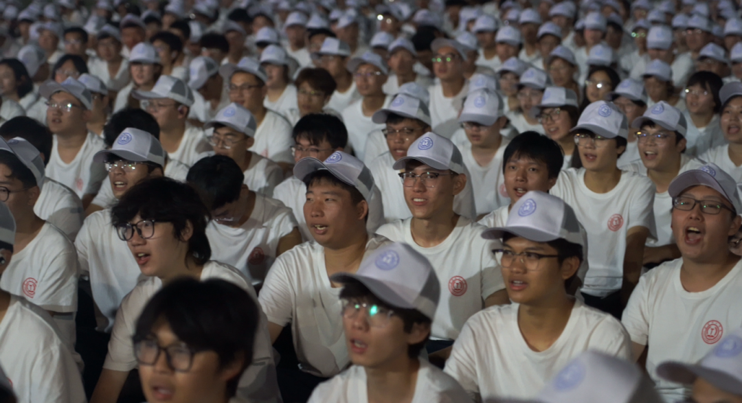 歌聲淬煉意志? 韻律凝聚團隊——我院2025級學子軍訓拉歌日常