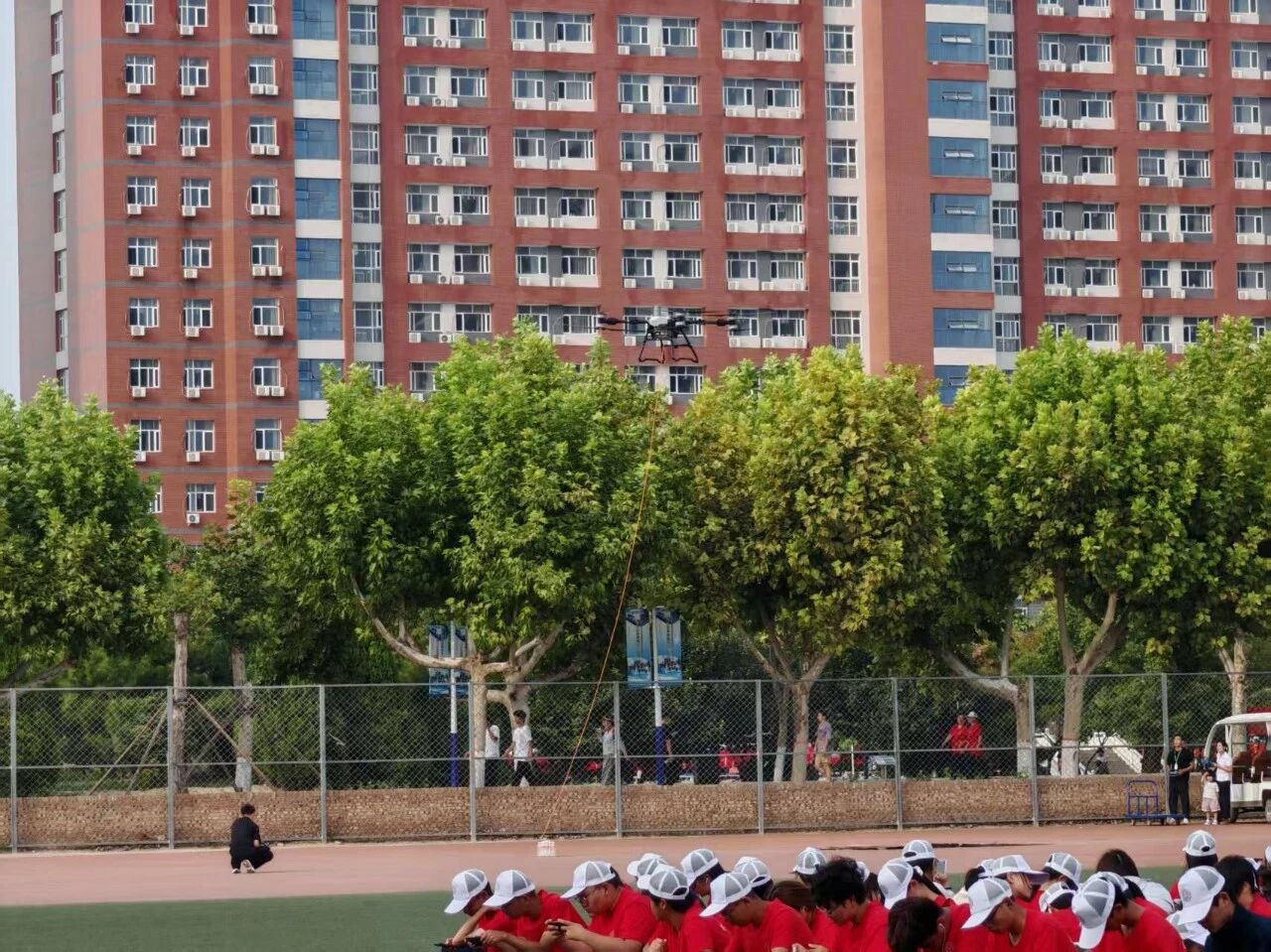 硬核守護(hù)！智能制造產(chǎn)業(yè)學(xué)院無(wú)人機(jī)為東院操場(chǎng)軍訓(xùn)新生“云端送水”