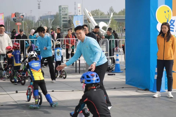 經(jīng)濟(jì)學(xué)院志愿者助力2025全國兒童滑步車公開賽榮獲表彰