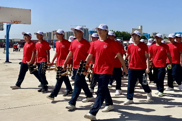 汗水淬煉青春，蛻變彰顯擔當——保定理工學院經(jīng)濟學院新生軍訓變化(上)