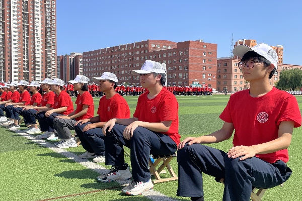 汗水淬煉青春，蛻變彰顯擔當——保定理工學院經(jīng)濟學院新生軍訓變化(上)