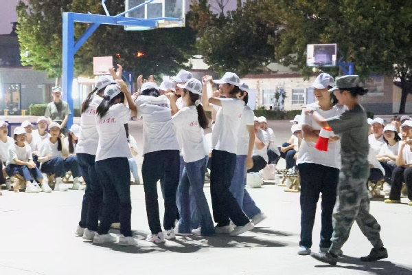 軍歌飛揚(yáng)展風(fēng)貌，青春聚力筑初心——保定理工學(xué)院經(jīng)濟(jì)學(xué)院軍訓(xùn)拉歌活動(dòng)圓滿舉行