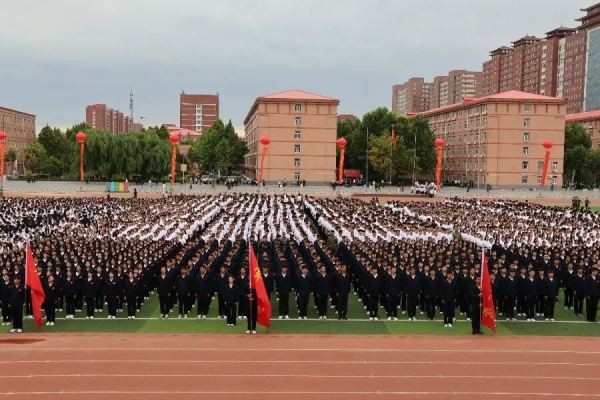 軍訓淬煉成長，大學逐夢啟航——保定理工學院2025級新生軍訓結營式暨開學典禮圓滿結束