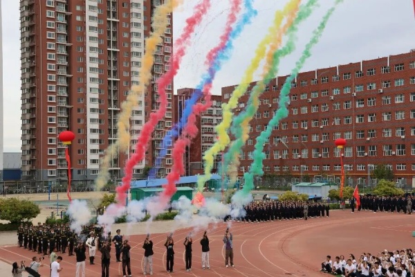 軍訓淬煉成長，大學逐夢啟航——保定理工學院2025級新生軍訓結營式暨開學典禮圓滿結束