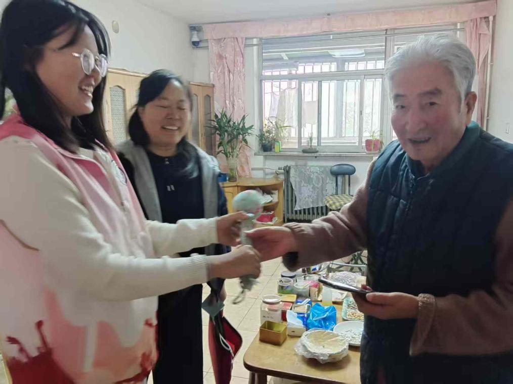 【教育學院·社會實踐】巧手筑暖，情滿重九——教育學子進社區，以青春之力赴重陽之約
