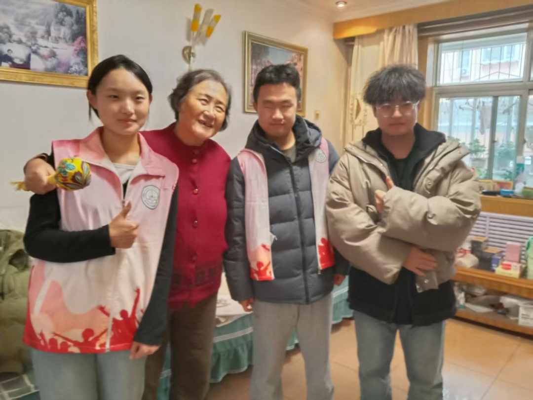 【教育學院·社會實踐】巧手筑暖，情滿重九——教育學子進社區，以青春之力赴重陽之約
