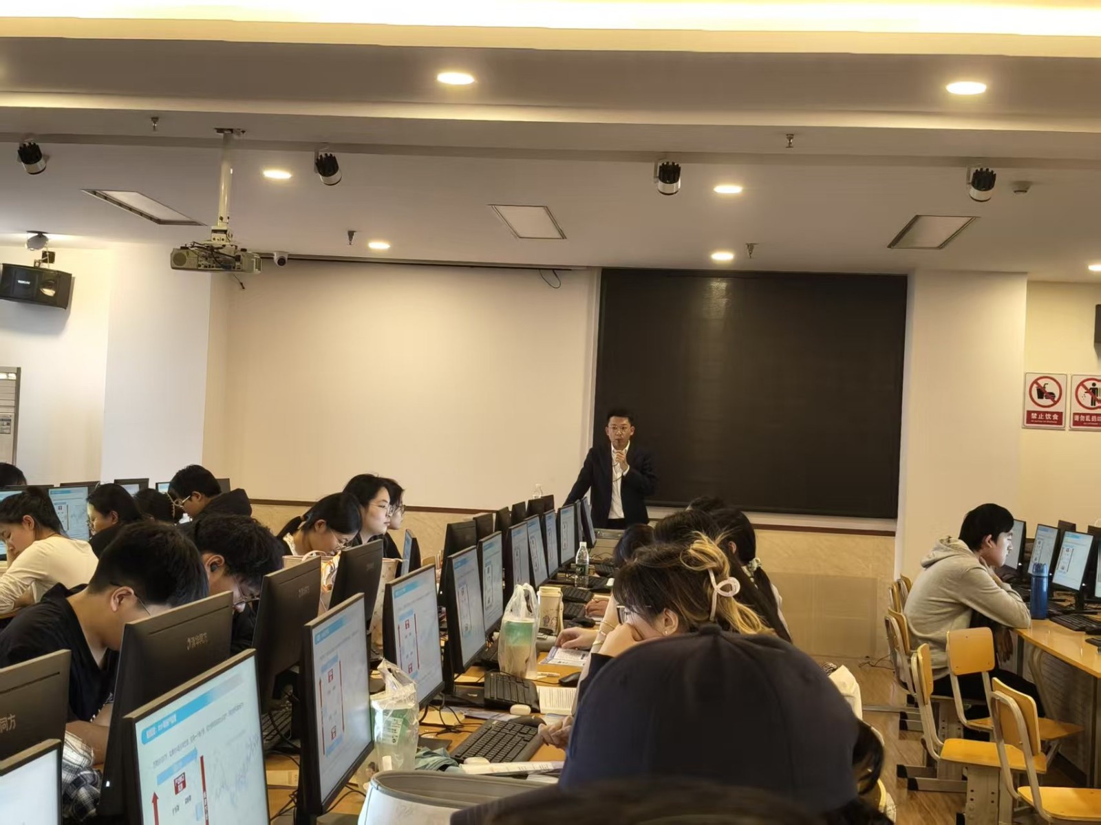 校企協同育人新突破：經濟學院聯合銀河證券構建金融工程沉浸式實訓場景