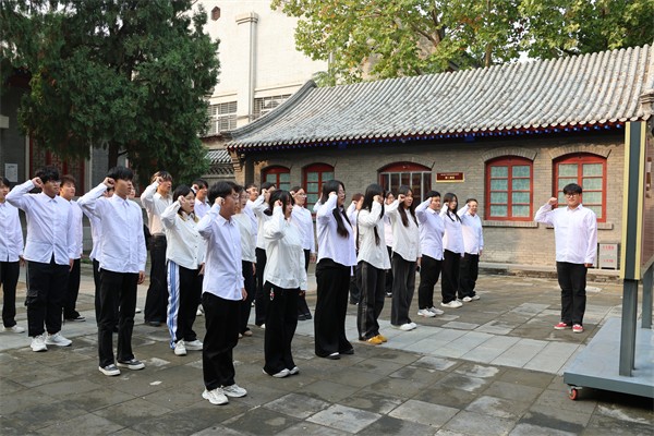 保定理工學(xué)院經(jīng)濟(jì)學(xué)院舉行2025上半年第38期發(fā)展團(tuán)員入團(tuán)儀式暨留法勤工儉學(xué)運(yùn)動(dòng)紀(jì)念館主題教育活動(dòng)