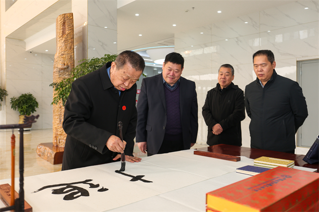 中國(guó)共產(chǎn)黨員日記博物館康殿英館長(zhǎng)一行到保定理工學(xué)院參觀座談