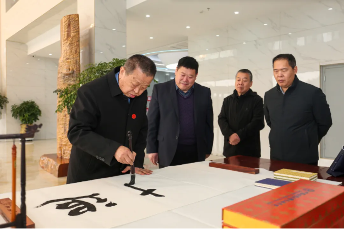 中國共產(chǎn)黨員日記博物館康殿英館長一行到保定理工學(xué)院參觀座談