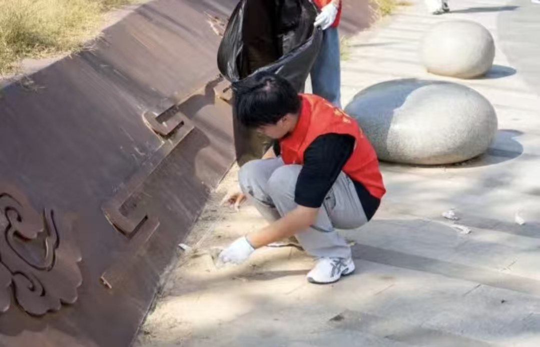 扮靚南湖景——保定理工學院志愿者開展環境維護活動