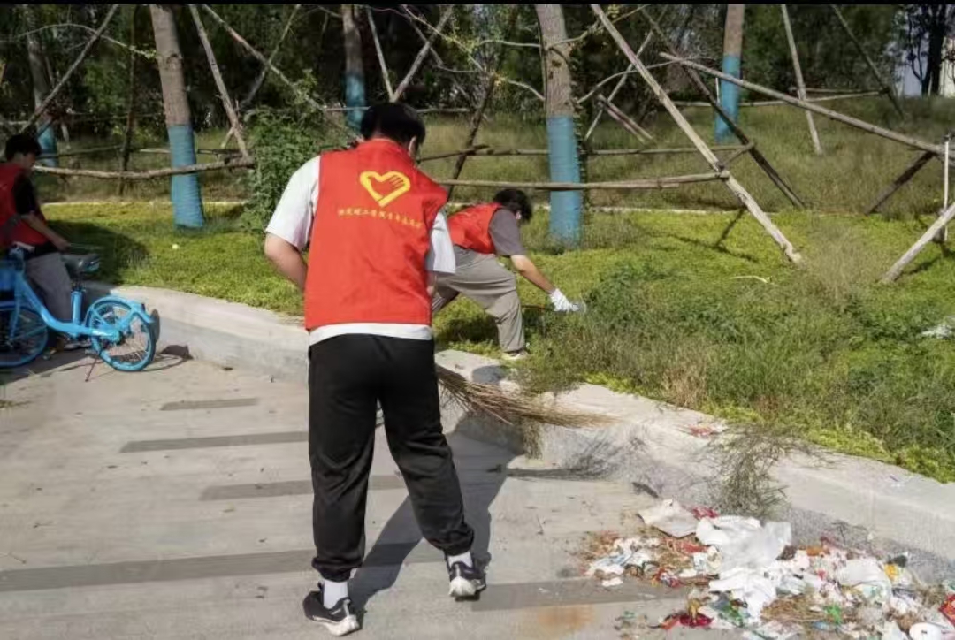扮靚南湖景——保定理工學院志愿者開展環境維護活動