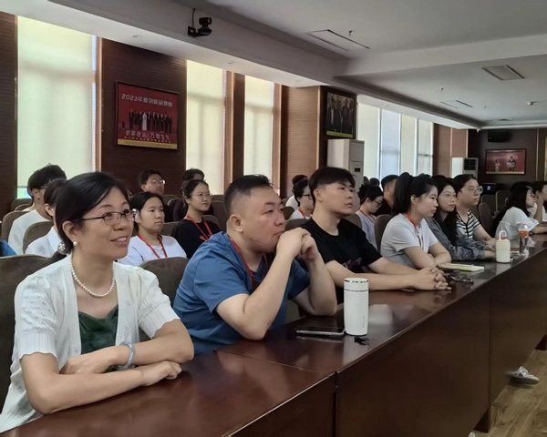 銘記歷史|保定理工學(xué)院|管理學(xué)院|銘記歷史誓立報(bào)國(guó)之志，緬懷先烈厚植愛(ài)國(guó)情懷