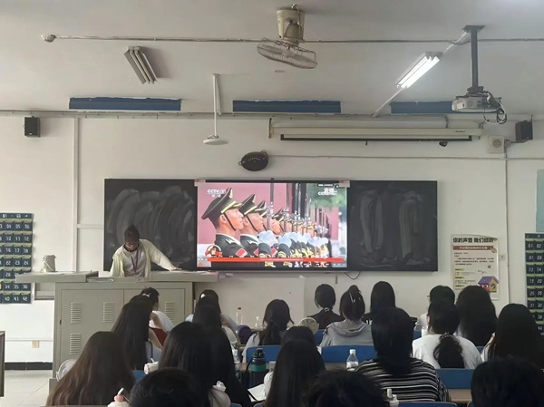 銘記歷史|保定理工學(xué)院|管理學(xué)院|銘記歷史誓立報(bào)國(guó)之志，緬懷先烈厚植愛(ài)國(guó)情懷