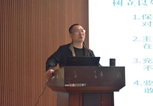 “職點(diǎn)迷津，藝路同行”