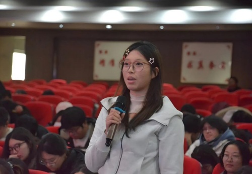 “職點(diǎn)迷津，藝路同行”