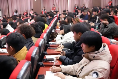 “藝心跟團走，青春建新功” ——保定理工學院藝術學院入團培訓凝聚 青年力量