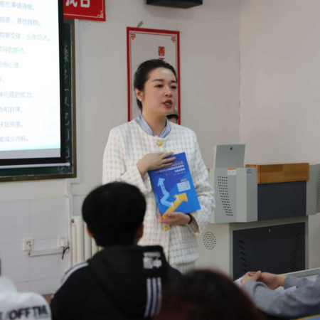 “奮斗青春，筑夢未來” ——保定理工學(xué)院執(zhí)行董事長王美新為我院 學(xué)子講授職業(yè)生涯規(guī)劃課