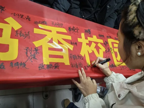 觀視頻明辨邪偽，簽姓名共守凈土——反邪教宣傳教育進校園活動圓滿舉行
