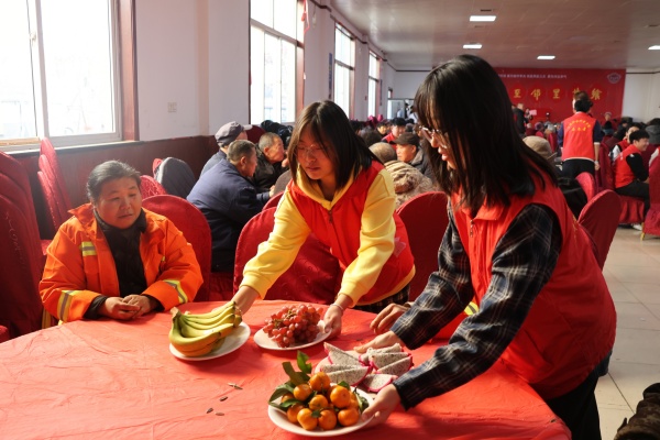 保定理工學院康復醫學院志愿者走進東小莊村開展“冬至送暖，志愿同行”主題冬至餃子宴活動