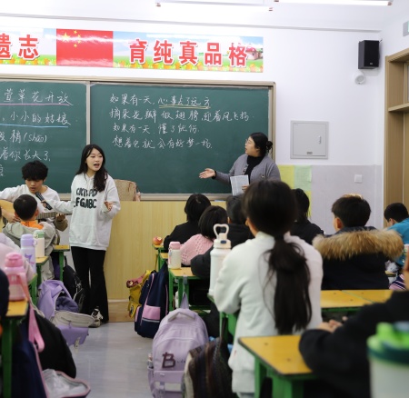 以美培元 文藝賦能 —— 保定理工學院美育支教點亮易縣鄉村學子藝術夢