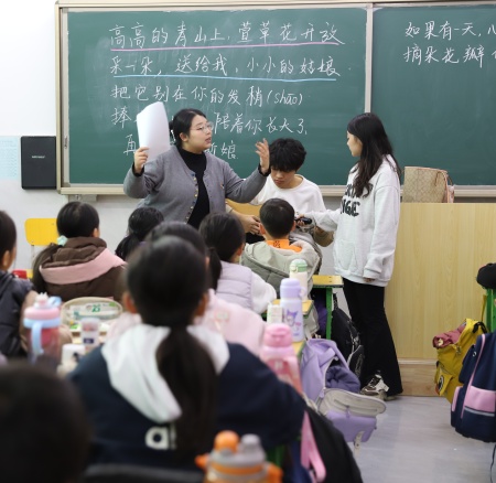 以美培元 文藝賦能 —— 保定理工學院美育支教點亮易縣鄉村學子藝術夢