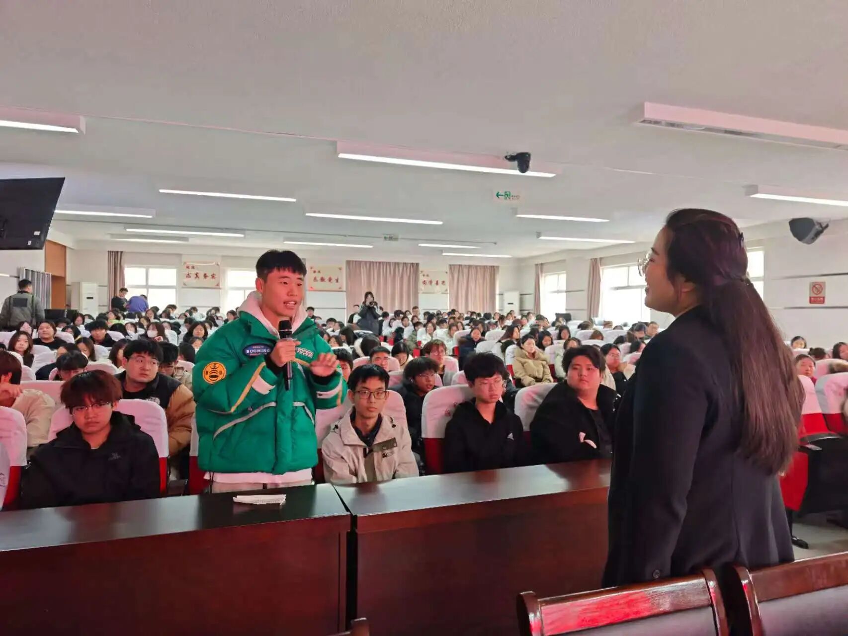 破解職業(yè)與人生難題的同一把鑰匙:管理學(xué)院深度開講銷售的戰(zhàn)略內(nèi)核 圖片   點擊藍字 關(guān)注我們    圖片 圖片 圖片 圖片 職業(yè)生涯  規(guī)劃講座    圖片 圖片 2025年12月10日，管理科學(xué)與工程學(xué)院在一教211報告廳成功舉辦“銷售人生與人生銷售——就業(yè)與創(chuàng)業(yè)的必備技能”職業(yè)生涯規(guī)劃講座。銷售管理體系建設(shè)專家、清