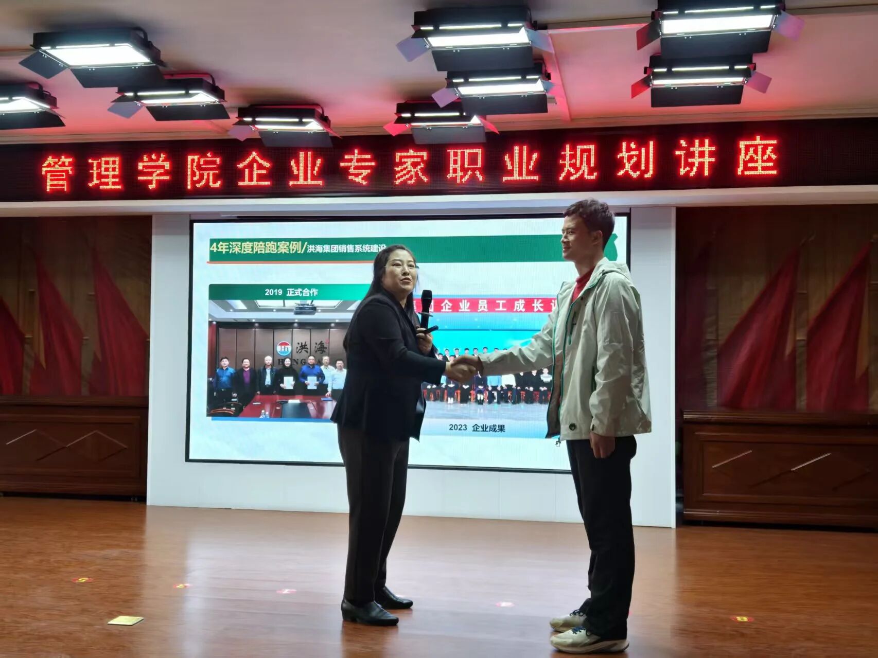 破解職業(yè)與人生難題的同一把鑰匙:管理學(xué)院深度開講銷售的戰(zhàn)略內(nèi)核 圖片   點擊藍字 關(guān)注我們    圖片 圖片 圖片 圖片 職業(yè)生涯  規(guī)劃講座    圖片 圖片 2025年12月10日，管理科學(xué)與工程學(xué)院在一教211報告廳成功舉辦“銷售人生與人生銷售——就業(yè)與創(chuàng)業(yè)的必備技能”職業(yè)生涯規(guī)劃講座。銷售管理體系建設(shè)專家、清