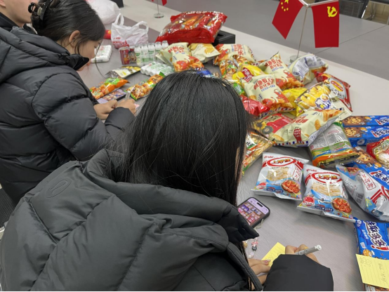 筆尖傳情，暖意助考：管理學(xué)院溫情涌動，為考研學(xué)子送上“加油能量包”