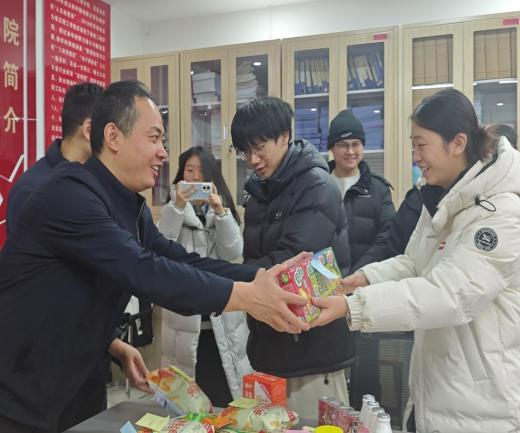 筆尖傳情，暖意助考：管理學(xué)院溫情涌動，為考研學(xué)子送上“加油能量包”
