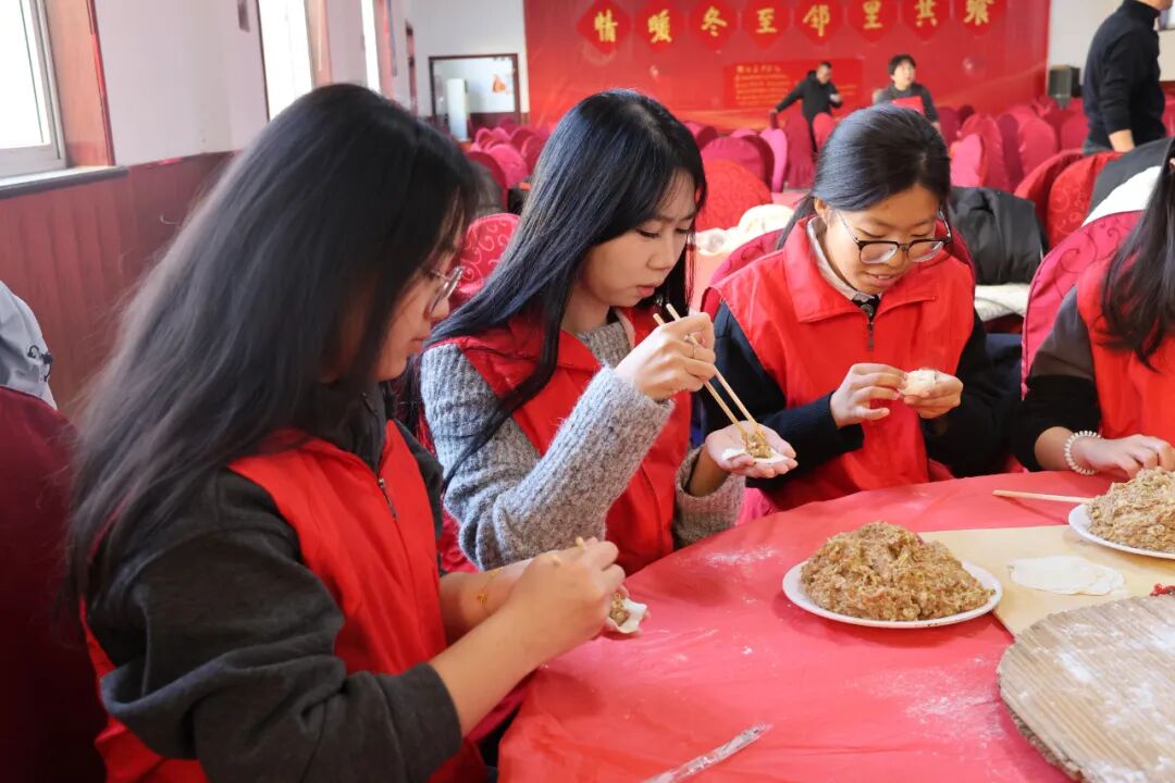 【情暖冬至，鄰里共饗】保定理工學院經濟學院志愿者走進東小莊村開展“冬至送暖，志愿同行”主題冬至餃子宴活動