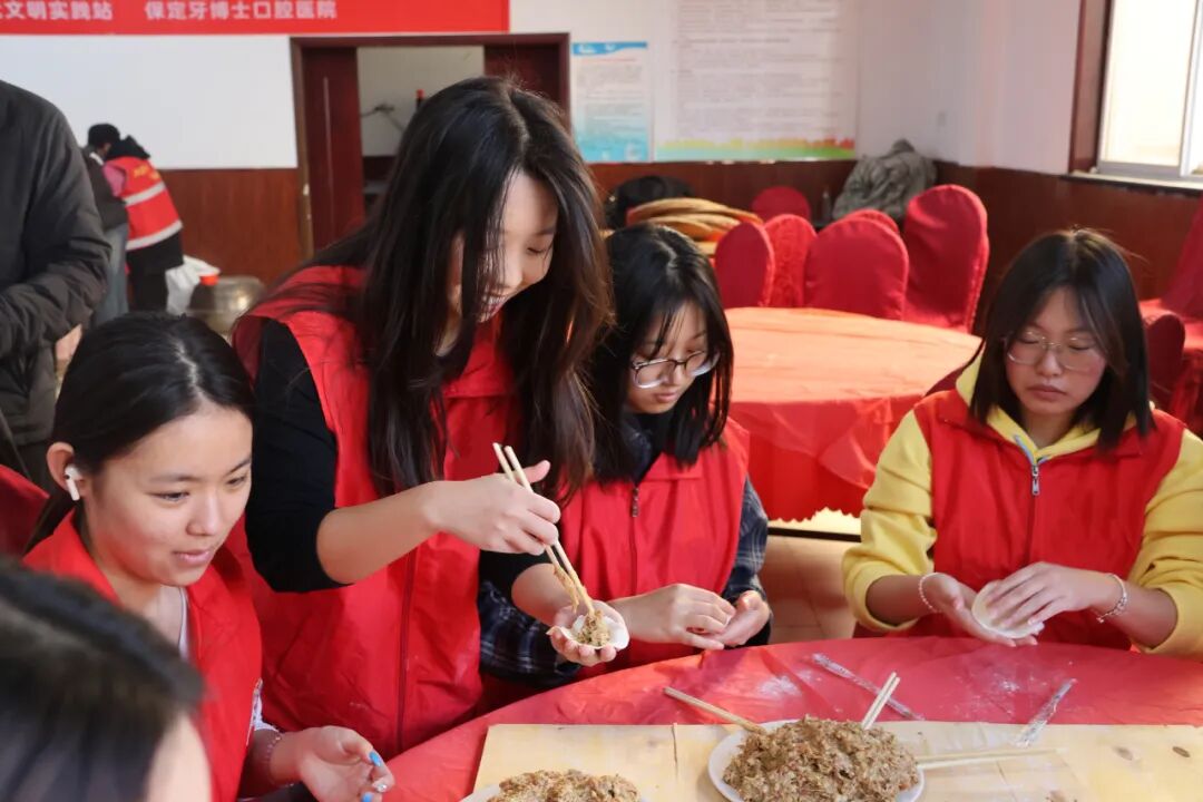 【情暖冬至，鄰里共饗】保定理工學院經濟學院志愿者走進東小莊村開展“冬至送暖，志愿同行”主題冬至餃子宴活動