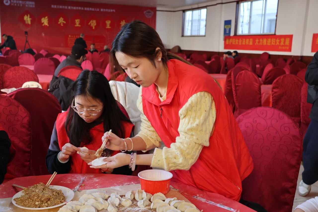 【情暖冬至，鄰里共饗】保定理工學院經濟學院志愿者走進東小莊村開展“冬至送暖，志愿同行”主題冬至餃子宴活動