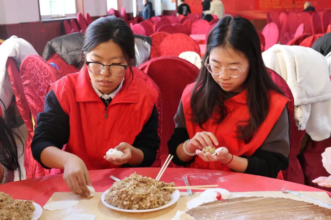 【情暖冬至，鄰里共饗】保定理工學院經濟學院志愿者走進東小莊村開展“冬至送暖，志愿同行”主題冬至餃子宴活動