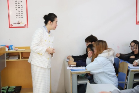 “奮斗青春，筑夢未來”——保定理工學院執行董事長王美新為我院學子講授職業生涯規劃課