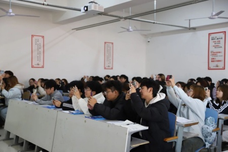 “奮斗青春，筑夢未來”——保定理工學院執行董事長王美新為我院學子講授職業生涯規劃課