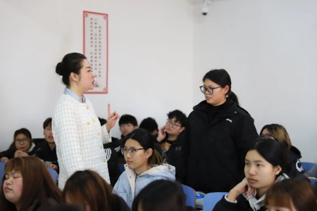 “奮斗青春，筑夢未來”——保定理工學院執行董事長王美新為我院學子講授職業生涯規劃課
