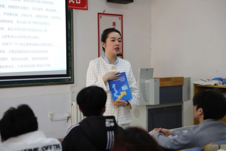 “奮斗青春，筑夢未來”——保定理工學院執行董事長王美新為我院學子講授職業生涯規劃課