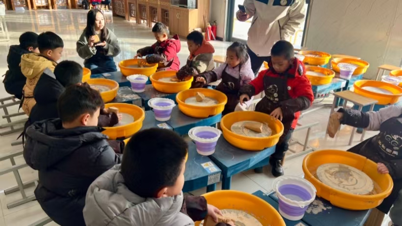 非遺潤童心 研學促成長——保定理工學院藝術學院攜手天悅幼兒園開展傳統文化研學活動